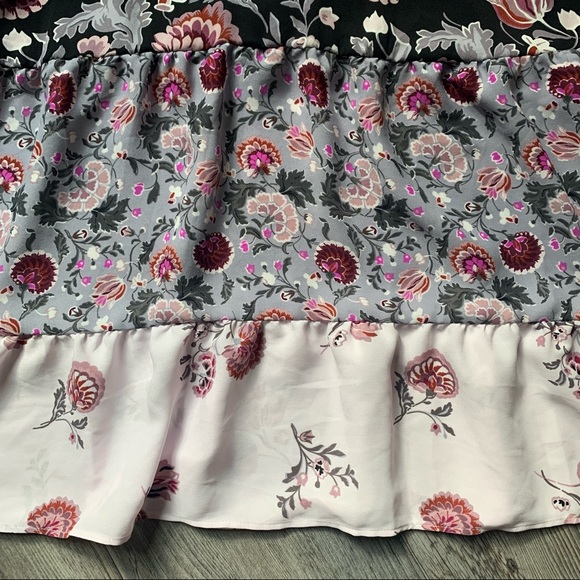 ❌SOLD❌Loft Floral Lavender & Black Tiered Blouse Size XS - Picture 9 of 15